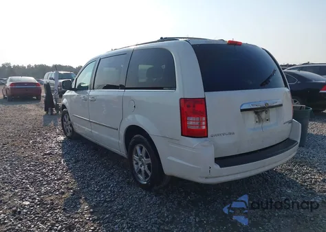 2010 Chrysler Town & Country Touring z USA, uszkodzony, nr VIN 2A4RR5D10AR229096